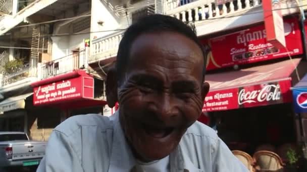 PHNOM PENH, CAMBODIA - JUNE 6, 2016: MCU stabilized low angle view elderly cyclo driver in Asia — Stock Video