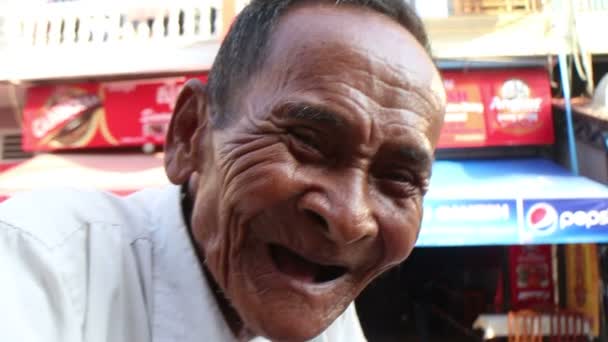 Phnom Penh, Cambodja--juni 6, 2016: Mcu 81 jaar oude bejaarde fiets taxichauffeur in Azië, verplaatsen van Pov — Stockvideo