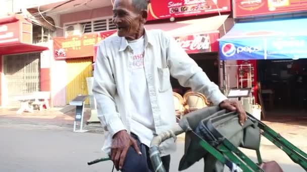 Phnom Penh, Kamboçya - 6 Haziran 2016: Ms 81 yaşındaki bisiklet taksi şoförü, kamera Mcu taşır — Stok video