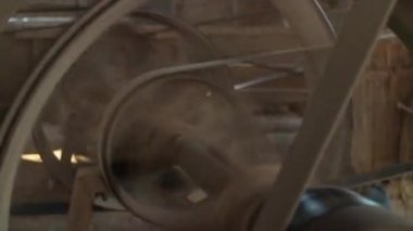 Birden çok makaralar spin (60 fps) Güneydoğu Asya'da bir kırsal pirinç fabrikası