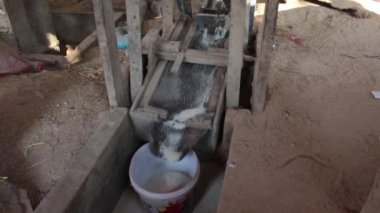 Sieam Reap, Kamboçya - 24 Haziran 2016: Ek yük Mcu ahşap antika pirinç işlemci ile işçi Asya