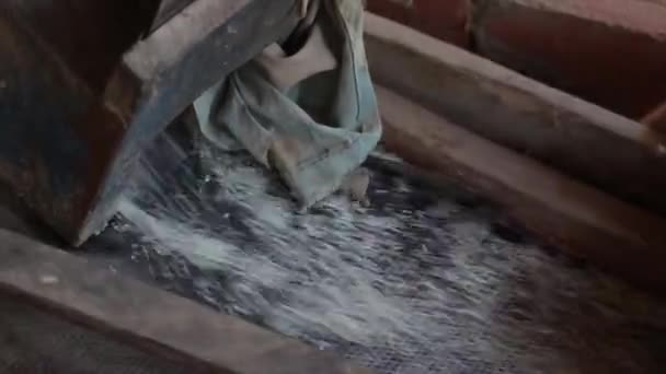 Arroz CU emergindo da bandeja de saída de um moinho de arroz vintage (* câmera lenta ) — Vídeo de Stock