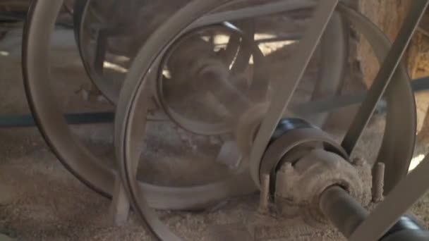 15 April 2016, PHNOM PENH, CAMBODIA: Medium menembak beberapa roda vintage besar yang menggerakkan penggilingan padi di Asia — Stok Video