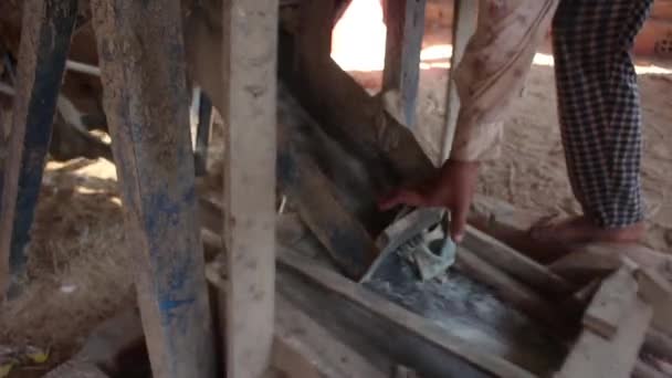 Procesador de arroz de madera a la antigua MCU en un molino de arroz rural en el sudeste asiático — Vídeo de stock