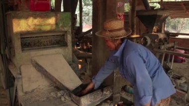 Siem Reap, Kamboçya - 24 Haziran 2016: İç kırsal pirinç fabrikası Güneydoğu Asya'da pirinç kontrol işçi ile