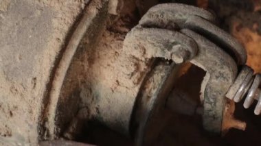 15 Nisan 2016, Phnom Penh, Kamboçya: Cu pirinç husking değirmeni Asya fabrikasında - orta Cu vınlamak dışarı