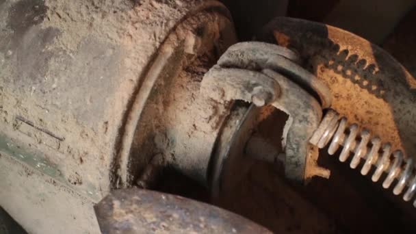 Sortie de broyeur de riz dans le moulin à riz asiatique rural — Video