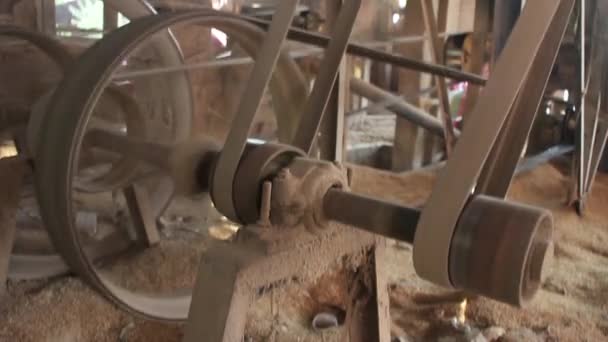 反向观点大滑轮和皮带在农村亚洲碾米机 — 图库视频影像