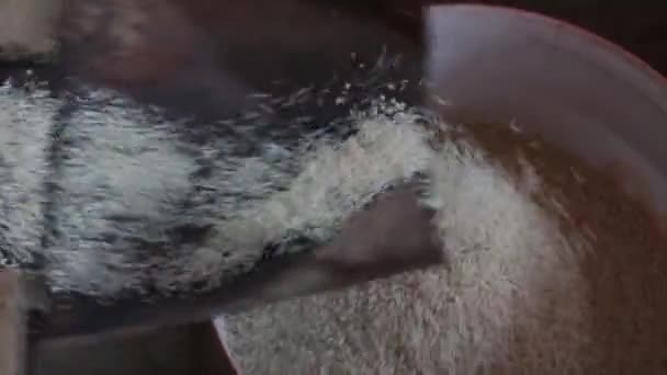 15 aprilie 2016, PHNOM PENH, CAMBODIA: 60 fps cu orez ieșind din agitatorul unei mașini de frezat orez din Asia — Videoclip de stoc