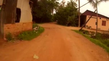 Siem Reap, Kamboçya - Temmuz 2016 yaklaşık: Asya kırsal konutlarında geçmiş toprak yol - inek atlar dışarı sürme eylem cam görünümü