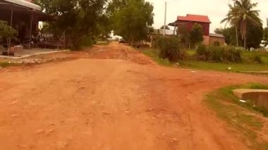 Siem Reap, Kamboçya - Temmuz 2016 yaklaşık: Eylem cam Pov çamurlu toprak yol Güneydoğu Asya Köyü aşağı sürme