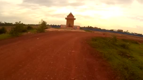 SIEM REAP, CAMBODIA - CIRCA JULY 2016: Ação cam POV andar estrada de terra na Ásia, parando em um santuário — Vídeo de Stock