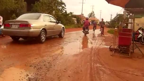 SIEM REAP, CAMBODIA - CIRCA LUGLIO 2016: action cam POV in sella alla strada fangosa dell'Asia rurale, fermandosi a mucca e pollo — Video Stock