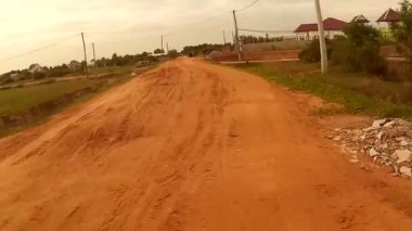 Siem Reap, Kamboçya - Temmuz 2016:Pov off-road tarzı tuk tuk ile kırsal Asya çamurlu toprak yol üzerinde sürme yaklaşık