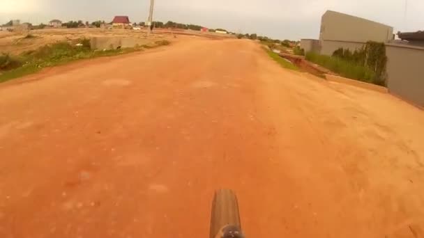 SIEM REAP, CAMBODIA - CIRCA JULY 2016: Action cam POV from hybrid mountain-road bike on a dirt road in Asia – stockvideo