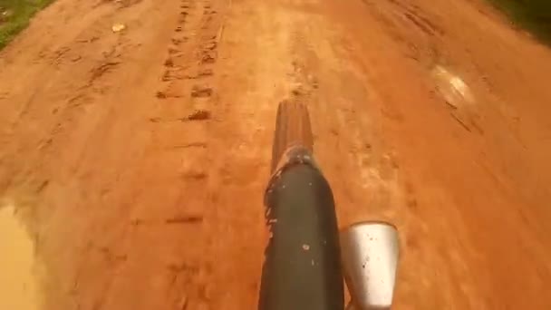 Siem Reap, Cambodja - Circa juli 2016: Action cam Pov van hybride mtb weg fiets rijden op een modderige weg in Azië — Stockvideo