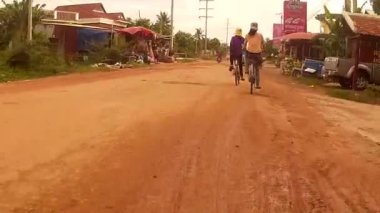 Siem Reap, Kamboçya - Temmuz 2016 yaklaşık: Eylem cam Pov kırsal Asya trafik ile yarı asfalt bir yolda sürme