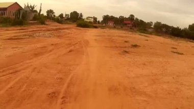 Siem Reap, Kamboçya - Temmuz 2016 yaklaşık: Asya - birkaç eğrileri alarak Pov eylem cam görünümü de kırsal bir kir yol bisikleti