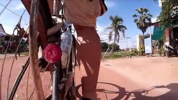 SIEM REAP, CAMBODIA - CIRCA JULHO 2016: câmera de ação lenta 60fps POV Ásia ciclismo estrada rural com palmeiras — Vídeo de Stock