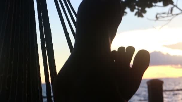 铜脚弯曲在海边吊床，然后移动到中等视图 — 图库视频影像