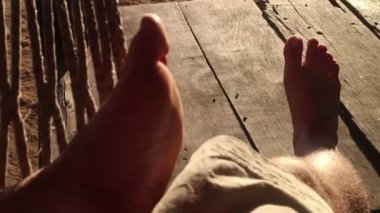 Adamın ayak hamak, orta görünümü sonra denize yatırmak