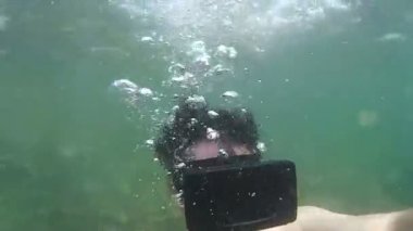 Adam okyanus yüzeyinin başlar, sonra Vr gözlük ve kabarcıklar ile submerges