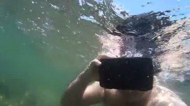 Adamın Vr kulaklık ve Fx gerçeküstü sualtı görüntüleme