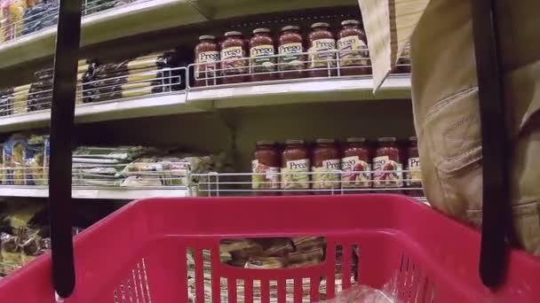 Bangkor, Thailand-Circa juli 2016 - Supermarket Pov: manliga shopper köper burk pastasås — Stockvideo