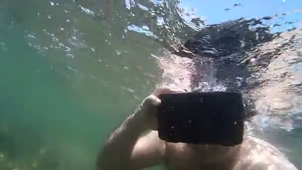 Vue sous-marine surréaliste de l'homme avec casque VR et FX — Video