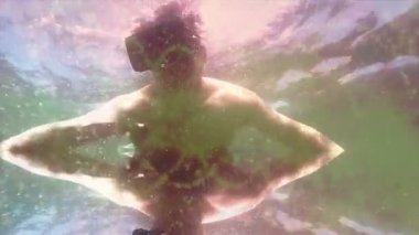 Adamın Vr kulaklık ve Fx gerçeküstü sualtı görüntüleme