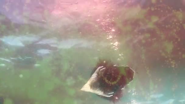 Realidad inmersiva bajo el agua VR - Vista surrealista más amplia del hombre con auriculares y FX — Vídeo de stock
