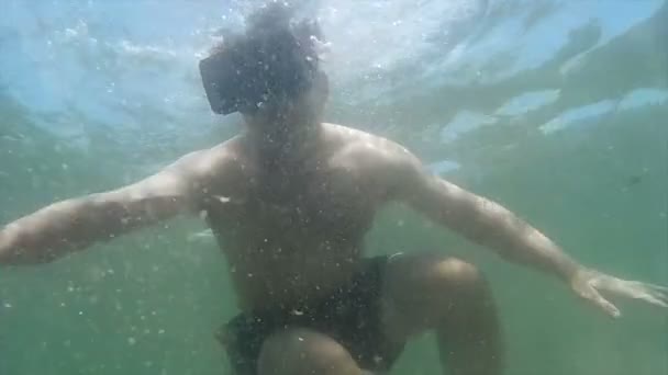 Surrealista vista submarina del hombre con auriculares VR y FX — Vídeo de stock