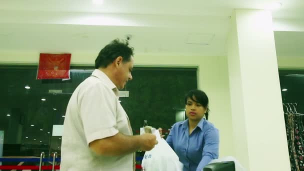 Shopper Masculino no Supermercado: Homem reúne suas malas no checkout — Vídeo de Stock