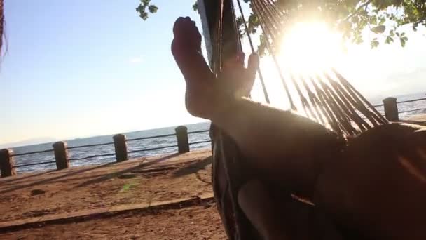 Person 's pov aus der Hängematte der Beine und Sonne und Meer — Stockvideo