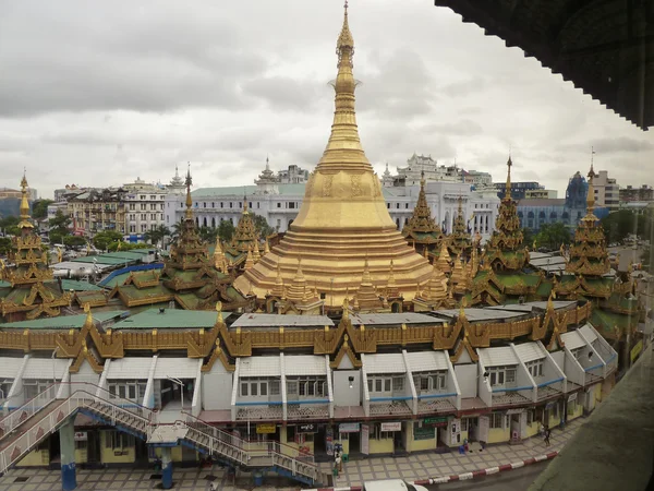Μεγάλη γωνία προβολής Sule Pagoda, Γιανγκόν (Ρανγκούν), τη Βιρμανία — Φωτογραφία Αρχείου