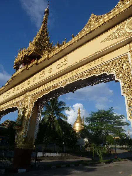 Goldener Tempelbogen und blauer Himmel in Burma — Stockfoto