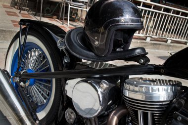 Krom ve siyah kask ile siyah vintage tarzı motosiklet