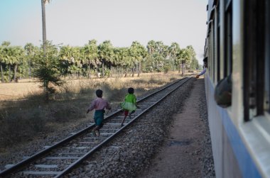 İki çocuk git ve tren Burma'daki izleyin