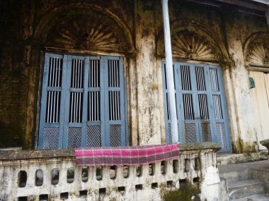 Bir düşündüler ama hala işlev İngiliz sömürge sundurma Burma'daki mavi panjurlar ile