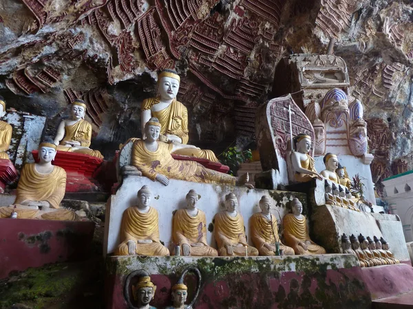 Estátuas de Buda na Caverna em Mianmar (Birmânia ) — Fotografia de Stock