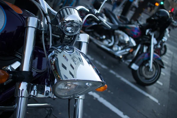 Detail des glänzenden Chrom-Scheinwerfers am Cruiser-Motorrad — Stockfoto