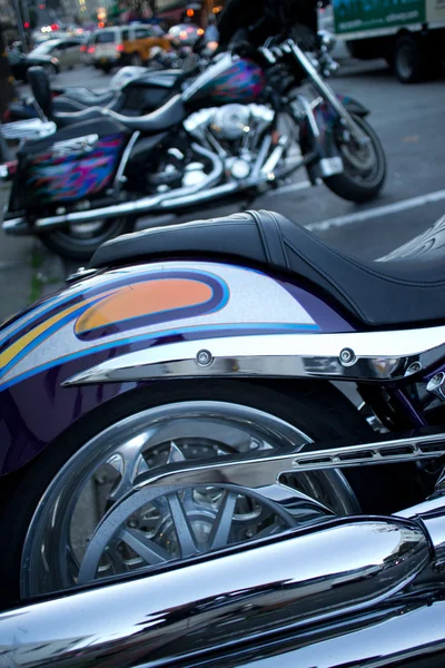 Detail aus glänzendem Chrom Endrohr und Hinterrad des Cruiser-Motorrads — Stockfoto