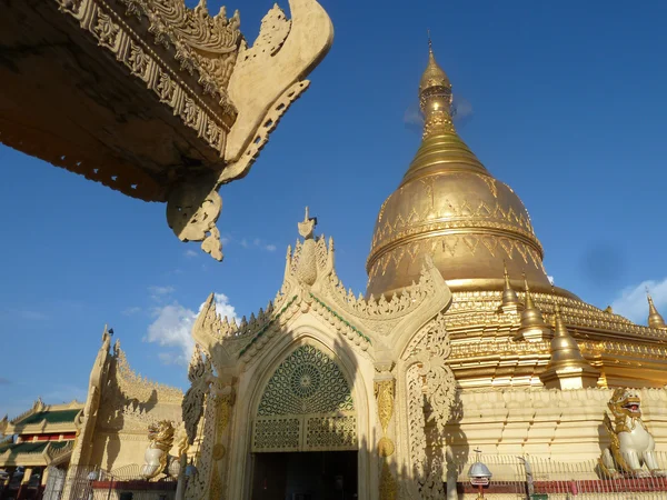 Goldene Stupa-Struktur und überhängende Traufe im Vordergrund, Burma — Stockfoto
