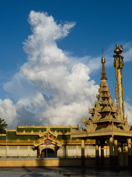 Vertikální pohled na Wat a pagody s White Cloud, Barma — Stock fotografie