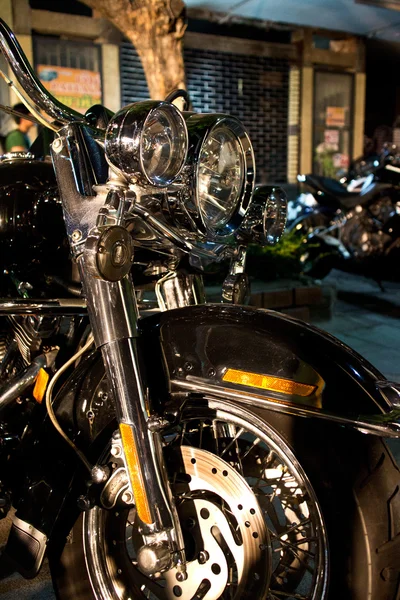 Verticale vooraanzicht van vet Cruiser motorfiets met Chrome vork een Stockfoto