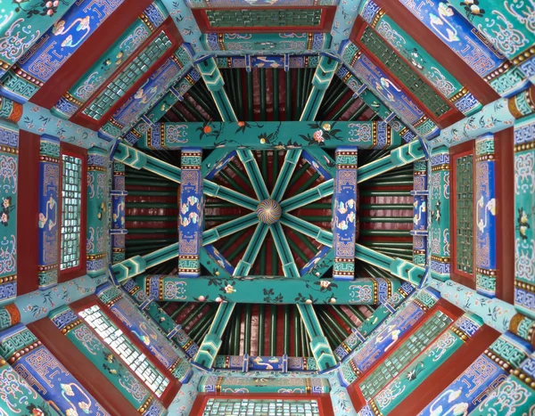 Sierlijke Chinese geschilderd plafond in tempel in Azië Rechtenvrije Stockfoto's