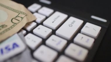 klavye üzerinde kamera Dolly #9 - kredi kartları ve nakit e-ticaret