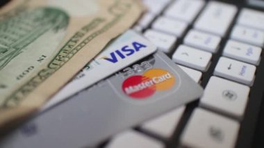 klavye üzerinde kamera Dolly #10 - kredi kartları ve nakit e-ticaret