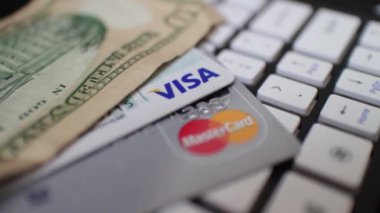 bilgisayar klavye nakit ve kredi kartları ile birlikte makro Dolly e-ticaret