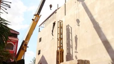 Siem Reap, Kamboçya - Temmuz 2015 yaklaşık: Vinç kaldırıyor alt üst kazık sürücü çerçeve üzerine